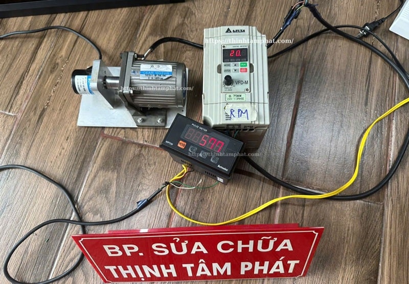 đồng hồ đo số vòng quay